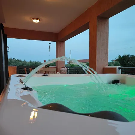 Sunny Spacious Maisonnette With Jacuzzi Σπίτι διακοπών *